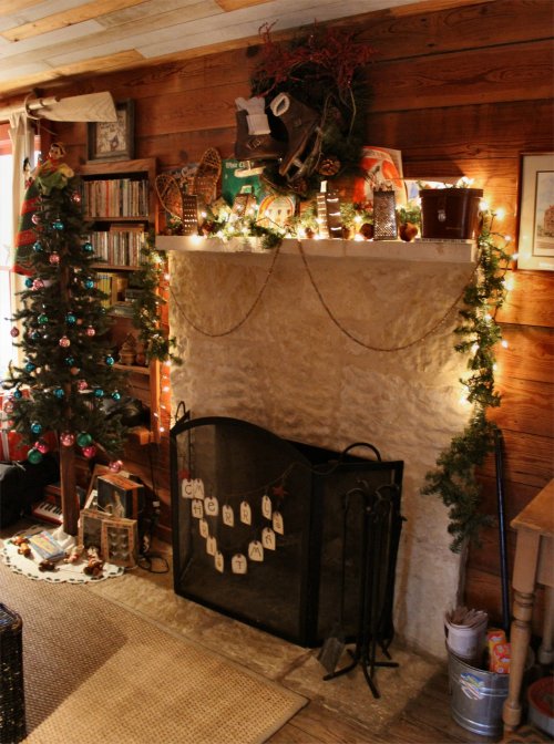 LeakeyTX - Holiday Fireplace