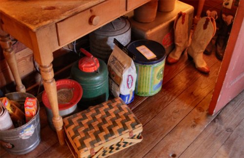 LeakeyTX - Retro Picnic Decor