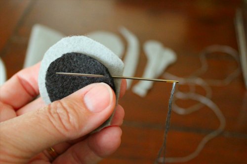 Felt Mouse Tutorial - Ear - Hiding the Starting Knot