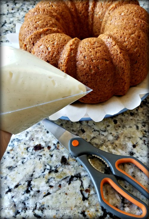 vanilla-wafer-cake-piping-bag-trick